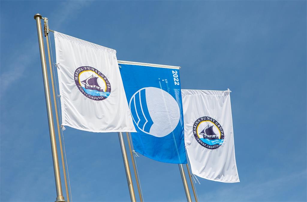 25. Modra zastava, dvignjena na jamboru v marini